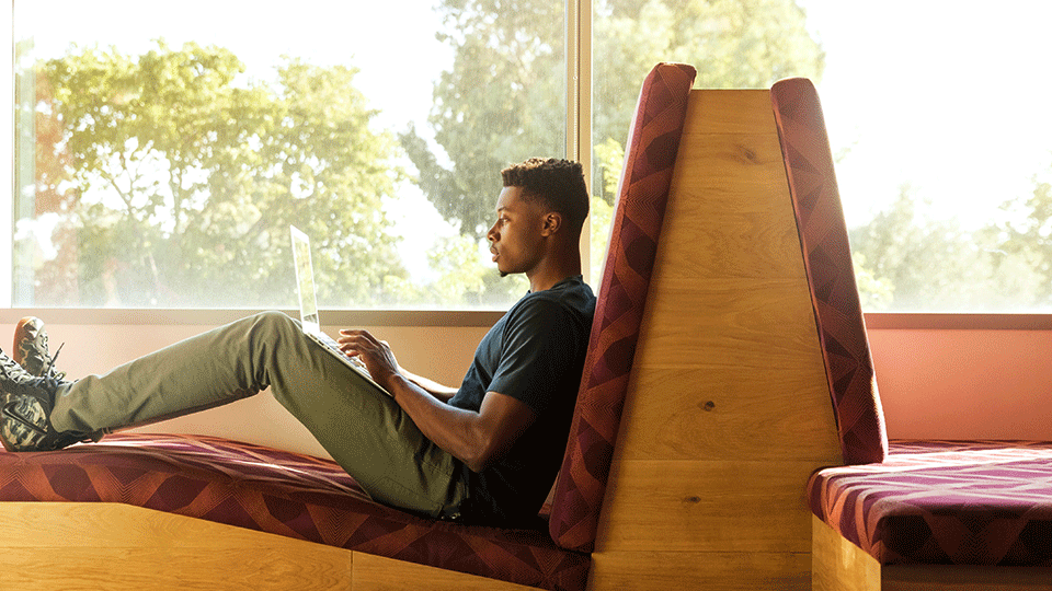 Job-seeker-using-linkedin