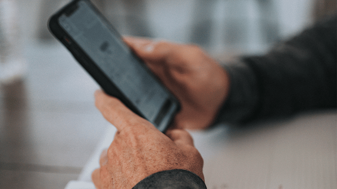 Logistics-manager-on-phone