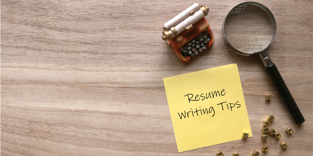 Yellow sticky not that says resume writing tips.
